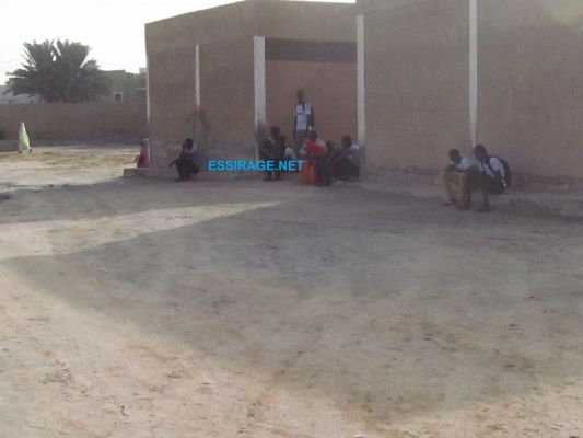 Des devant les classes attendant les professeurs